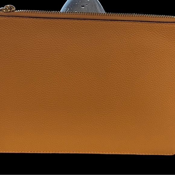 Michael Kohrs wristlet.  Excellent condition. - Picture 2 of 6